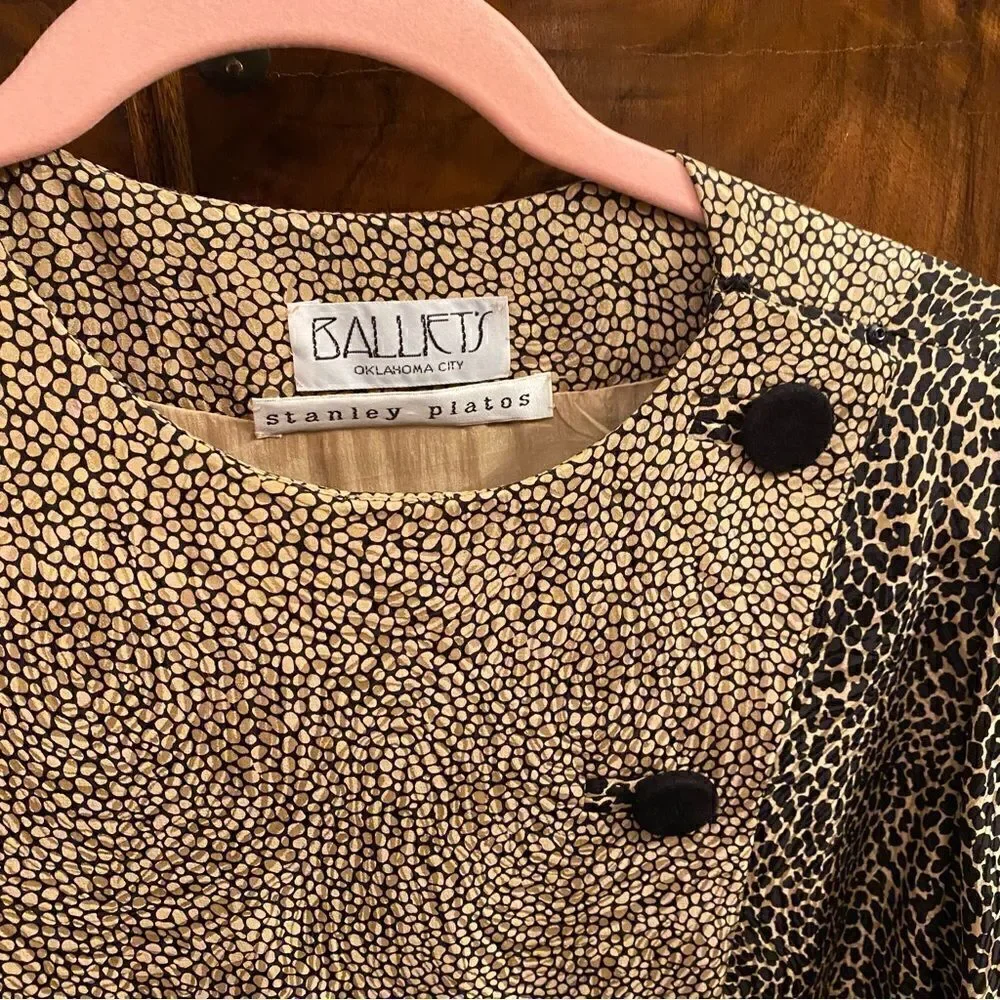 🐆 Unique animal print fabric from Balliet’s. Design by Stanley Platos sz 8